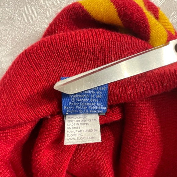 Harry Potter Gryffindor Cuffed Beanie Knit Hat And Scarf Combo Set - Picture 7 of 11